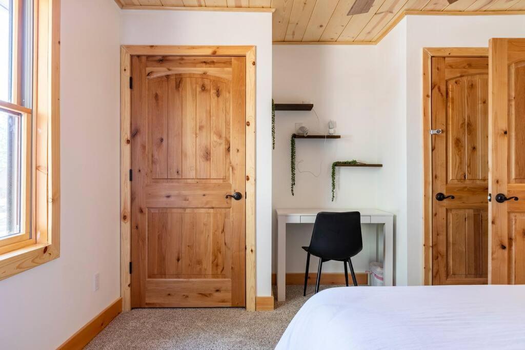 Modern Family Cabin Mins To Lake, Slopes & Hikes ビッグ・ベア・シティ エクステリア 写真