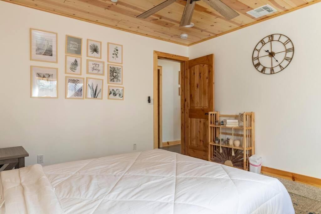 Modern Family Cabin Mins To Lake, Slopes & Hikes ビッグ・ベア・シティ エクステリア 写真