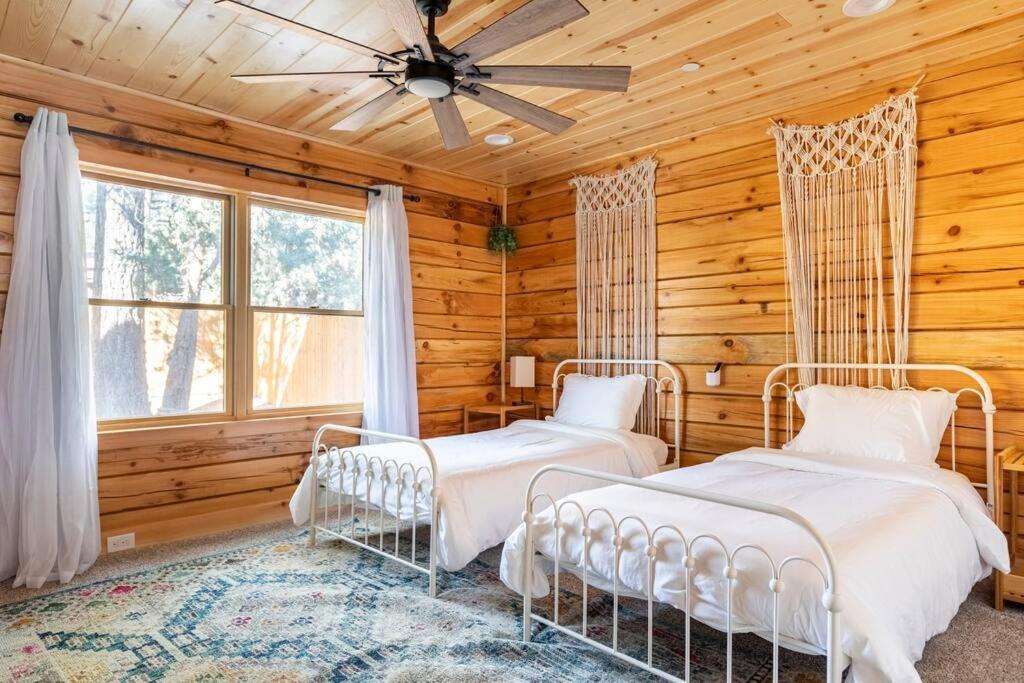 Modern Family Cabin Mins To Lake, Slopes & Hikes ビッグ・ベア・シティ エクステリア 写真