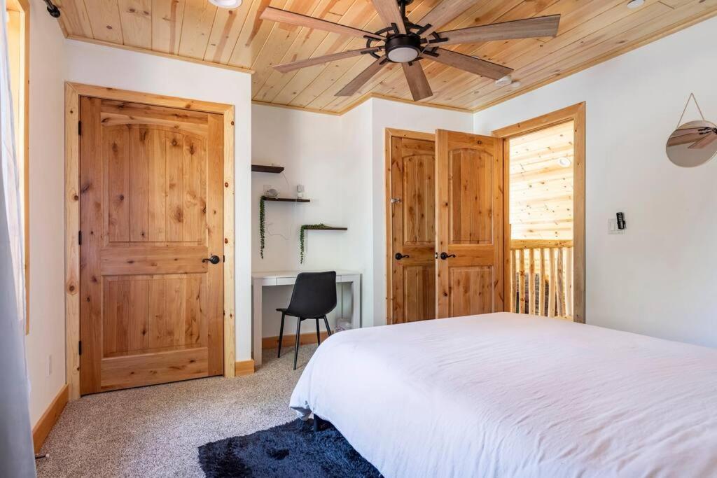 Modern Family Cabin Mins To Lake, Slopes & Hikes ビッグ・ベア・シティ エクステリア 写真