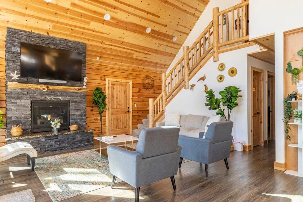 Modern Family Cabin Mins To Lake, Slopes & Hikes ビッグ・ベア・シティ エクステリア 写真