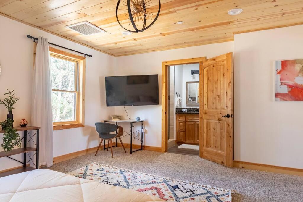 Modern Family Cabin Mins To Lake, Slopes & Hikes ビッグ・ベア・シティ エクステリア 写真