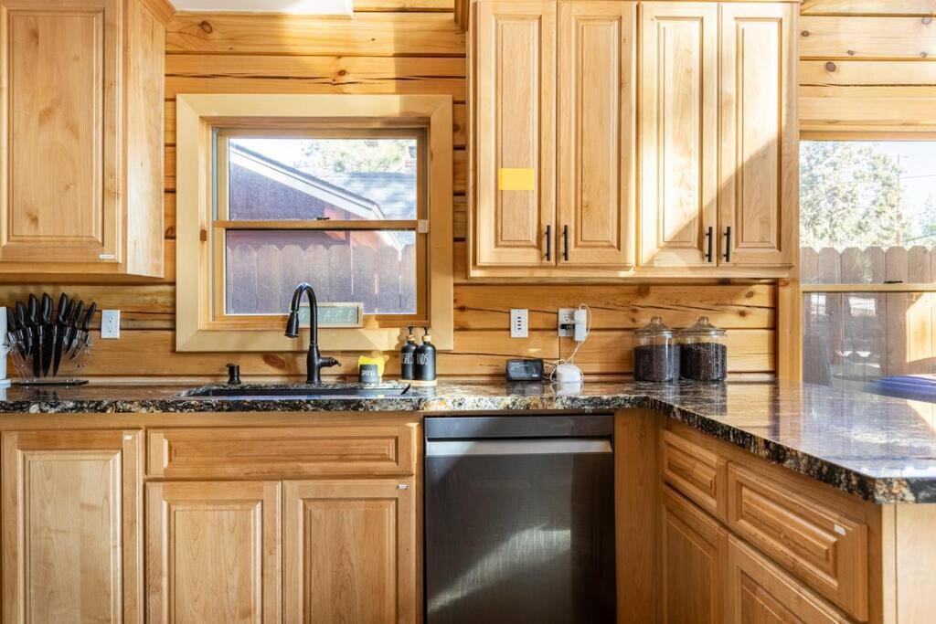 Modern Family Cabin Mins To Lake, Slopes & Hikes ビッグ・ベア・シティ エクステリア 写真