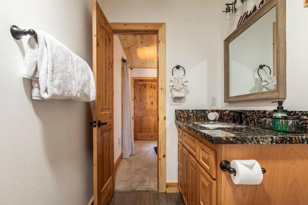 Modern Family Cabin Mins To Lake, Slopes & Hikes ビッグ・ベア・シティ エクステリア 写真