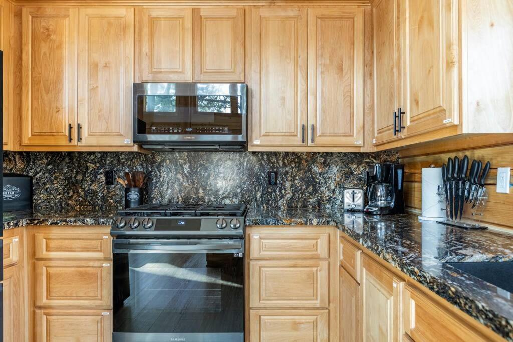 Modern Family Cabin Mins To Lake, Slopes & Hikes ビッグ・ベア・シティ エクステリア 写真